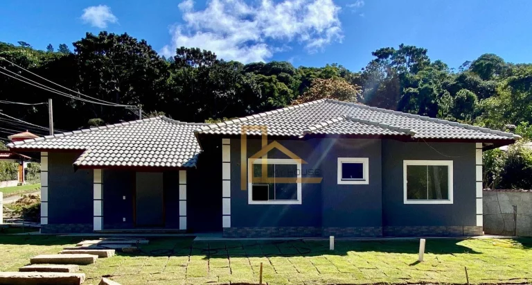 Casa Linear Com 3 Quartos, Suíte e Quintal a Venda em Albuquerque - Teresópolis-RJ.
