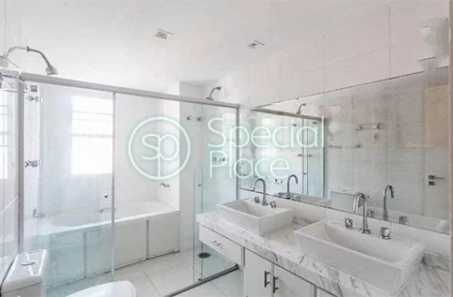 Imagem Cobertura duplex impecável. São 403m2 de área privativa, 4 dormitórios ( 4 suítes) e 5 vagas na...