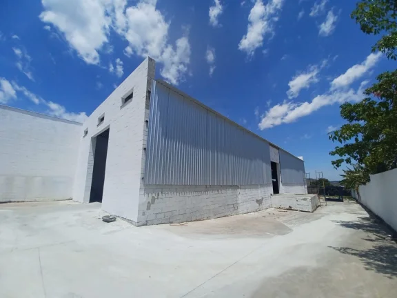 Belo galpão 800m² com pé direito alto, encostado na Rodovia Raposo Tavares- Sorocaba/SP