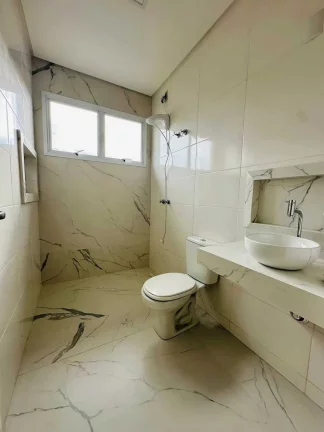 Imagem Casa alto padrão 3 dormitórios sendo 1 suíte e 2 demi-suítes e 2 vagas em Florianópolis/SC