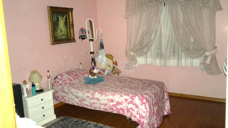 Imagem CASA À VENDA, COM 296M² COM 6 AMPLOS DORMS, COM 2 SUÍTES, 4 SALAS, COZINHA COM PLANEJADOS, CHURRASQUEIRA E 8 VAGAS - TREMEMBÉ - SP