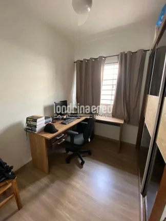 Imagem Ótima casa na Zona Oeste com 3 dormitórios, suíte, 2 vagas de garagem, 77m² construídos e terreno de 184m² em localização em crescimento.