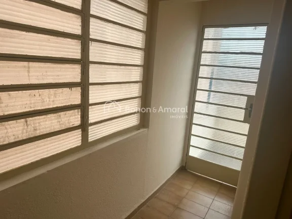 Imagem Casa para locação no bairro Taquaral em Campinas/SP. Na parte superior, living para 2 ambientes, 3...