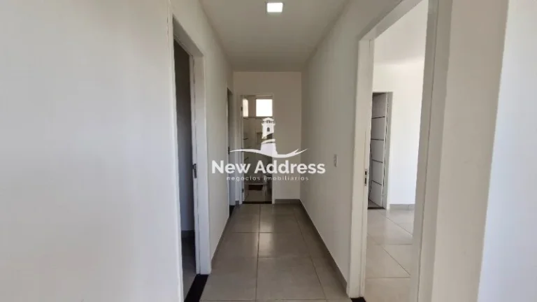 Imagem Casa triplex com vista privilegiada de Vila Velha, sala ampla, suíte com closet e garagem para até 3 carros. Imóvel espaçoso e bem distribuído.