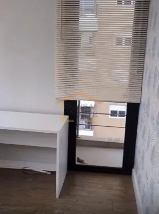 Imagem Sala comercial, piso frio, divisória, 2 banheiros, sacada e 1 vaga de garagem. 64m².
Ideal para es...