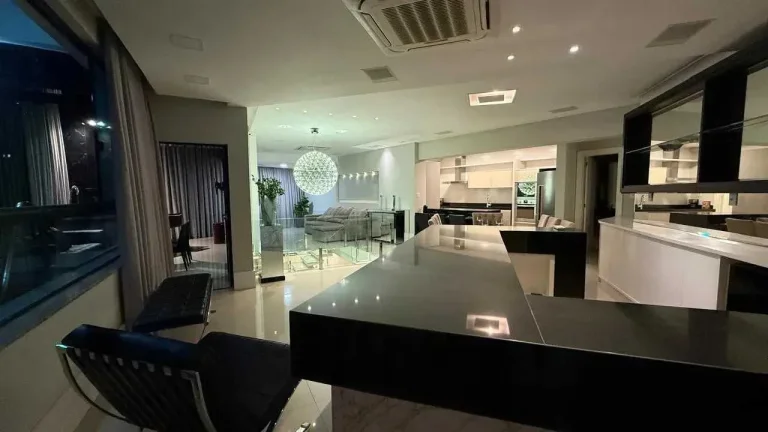 Imagem Cobertura duplex mobiliado com 4 dormitórios sendo 4 suítes e 5 vagas em Balneário Camboriú/SC