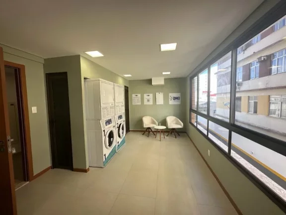 Imagem A 5ª Avenida Imóveis selecionou esta oportunidade de STUDIO c/ varanda integrada, totalmente mobiliada e decorada no BARRA PREMIUM: por R$500.000,00