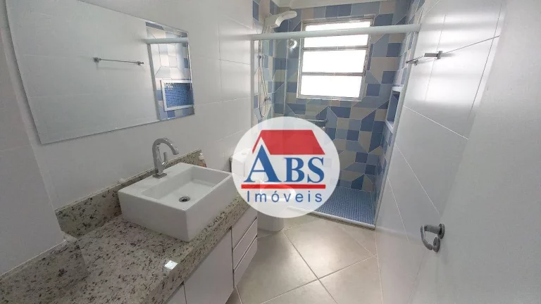 Imagem Amplo apartamento na Aparecida em santos reformado a poucos metros do mar