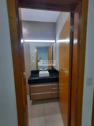 Imagem Casa de 3 quartos com suíte e móveis planejados nos banheiros e cozinha o Jardim Espanha