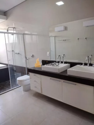 Imagem Descubra o privilégio de viver em uma residência de alto padrão com 612 m² de área privativa, l...