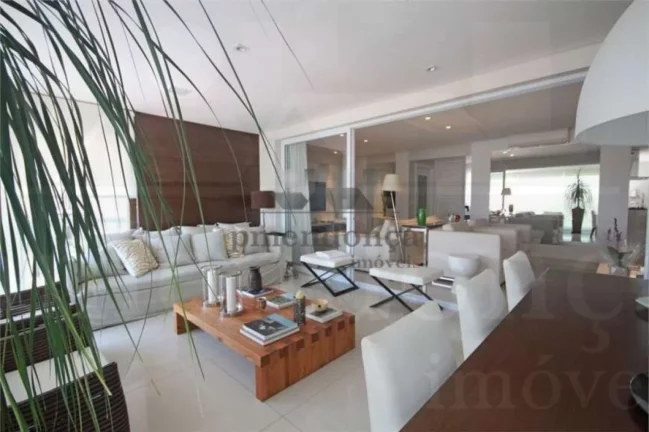 Imagem Beleza e encanto desse apartamento com 170 m² invadem os espaços permeados por tonalidades neutras...