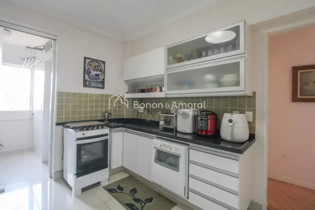 Imagem Imóvel amplo à venda no Cambuí, com 3 quartos e 2 banheiros. Apartamento reformado e muito bem lo...