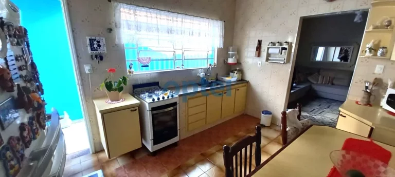 Imagem Casa Térrea com 178 m² de A.C. com 02 dormitórios, sala ampla, cozinha e 2 vagas de Garagens. Nos fundos 01 apartamento, e uma suíte na parte de cima