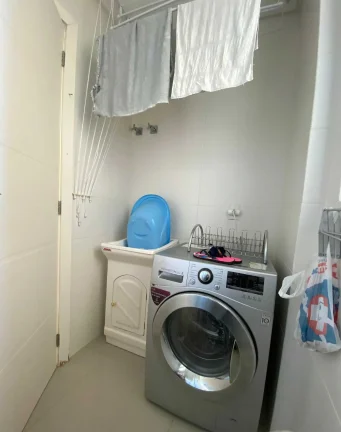 Imagem Apartamento mobiliado na Praia Brava com 1 suíte, 2 demi-suítes e 2 vagas de garagem em Itajaí/SC