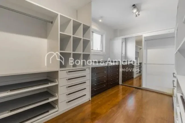 Imagem Sobrado amplo e luxuoso, com área construída de 835 m².

A residência possui no piso superior 4 ...