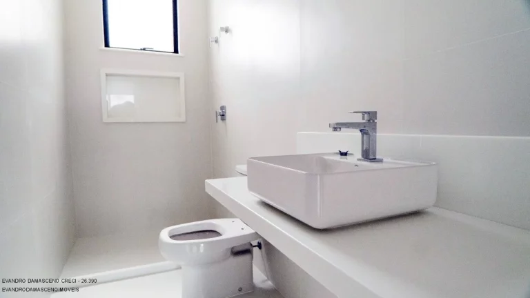 Imagem Casa em Condomínio de Luxo com 5 Quartos e 5 Suítes em Vila de Abrantes, Camaçari-BA: 370m², 2 Salas, 2 Banheiros e 4 Vagas de Garagem!