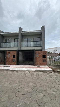 Imagem Sobrado novo com 3 dormitórios sendo 1 suíte a apenas 450 metros do mar no Bairro Itacolomi em Balneário Piçarras a venda com Adriano Carpes Imóveis.