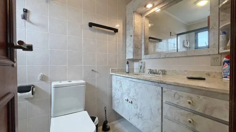 Imagem *Viva o Paraíso na Riviera: Apartamento Espaçoso com Vista para o Mar!*