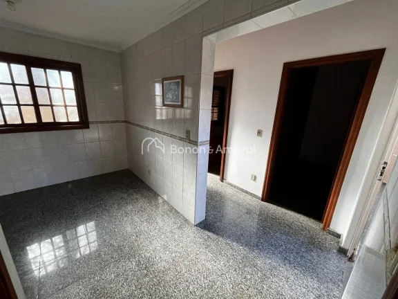 Imagem Casa de 600 m², com 3 entradas separadas (principal, sala da lareira e serviço). Com 5 suítes, se...