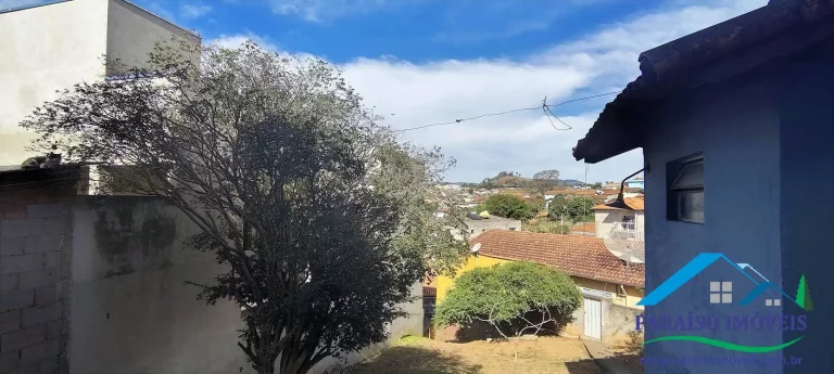 Imagem Casa no Centro com 4 Dormitórios com Amplo Terreno - Paraisópolis MG