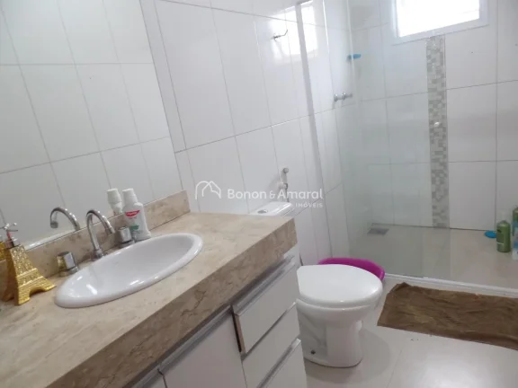 Imagem Excelente casa em condomínio, térrea e com terreno diferenciado (342 m²). 
Muito bem construída ...