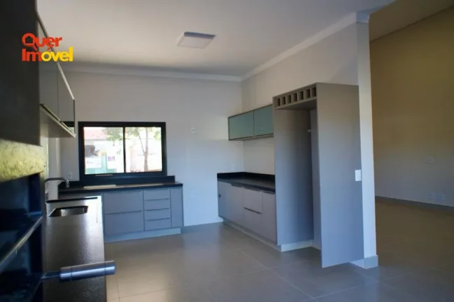 Imagem Casa de Luxo em Condomínio à Venda em Ribeirão Preto-SP no Bairro Bonfim Paulista: 3 Quartos, 3 Suítes, 1 Sala, 4 Banheiros, 4 Vagas, 180m².