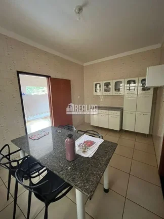 Imagem Vende-se casa no bairro Vila Marilene, com 3 quartos (2 suíte), ar-condicionado, localizada na avenida principal – Igarapava/SP