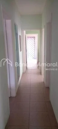 Imagem Imóvel versátil, com construção sólida, ideal para residência ou comércio. 
A casa possui uma...