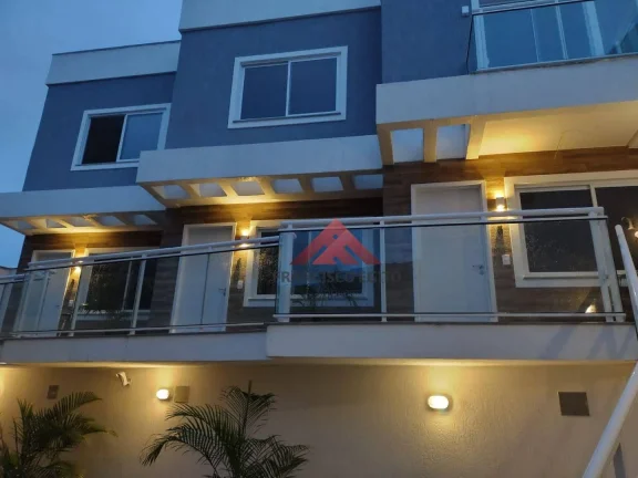 Imagem Venha morar em uma bela casa em pequeno condomínio a 3 minutos da Praia das Flechas.