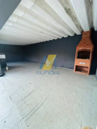 Imagem Casa térrea ampla com quintal gramado em localização estratégica.