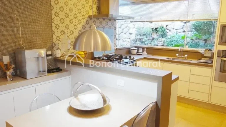 Imagem Espaçosa casa com área construída de 343 m². A residência possui living para vários ambientes,...