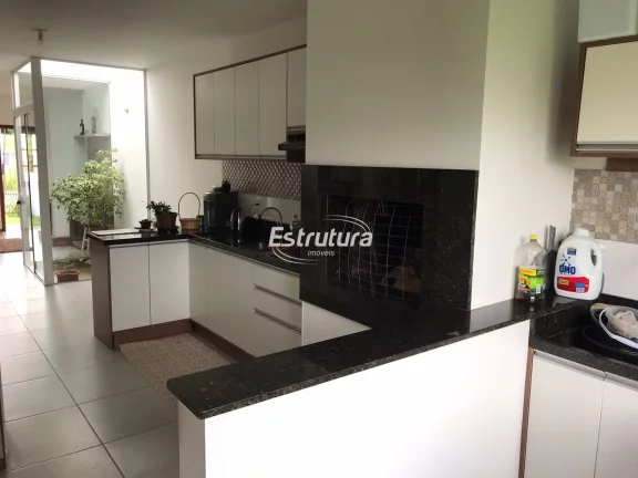 Imagem Casa semimobiliada com pátio amplo no bairro São José