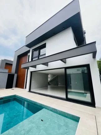 Imagem Casa alto padrão com 3 suítes sendo 1 master e 5 vagas - América | Joinville/SC