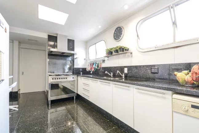 Imagem Apartamento reformado com 4 dts (2 suítes) e 5 vagas, com vista Pacaembu