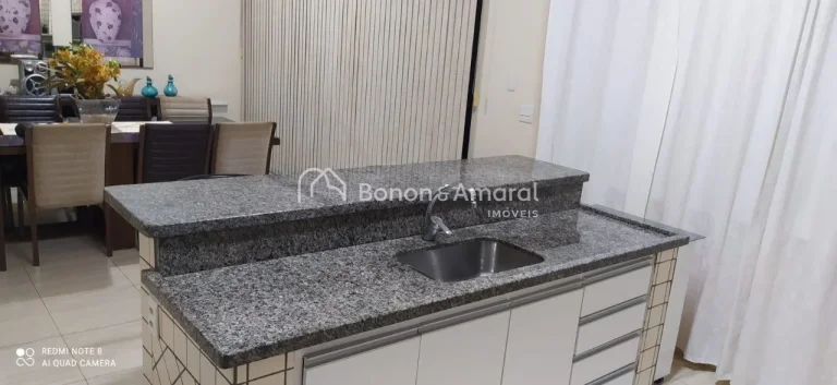 Imagem Sobrado amplo com 3 quartos (sendo 1 suíte com closet), no Condomínio Campos do Conde I.
Térreo c...