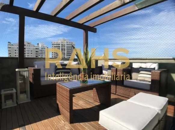 Linda cobertura duplex para venda! O imóvel está localizado no coração da cidade de Joinville. A...