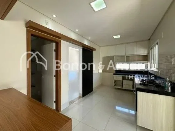 Imagem Imóvel amplo à venda com 4 quartos, sendo 4 suítes e 5 banheiros e 1 lavabo. Este imóvel está b...