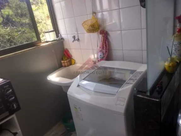 Imagem Francisco Egito vende Bom apartamento todo reformado,piso laminado na sala e nos quartos,banheiro com armário e box tipo blindex,sala ampla,cozinha m