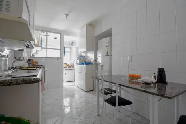 Imagem Apartamento amplo, pronto para morar, repleto de armários, com 3 quartos, sendo uma suíte, 2 banhe...
