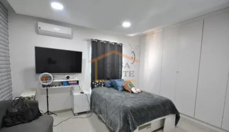 Imagem Sobrado com 250 m². O imóvel possui 3 dormitórios, sendo 3 suítes, totalizando 5 banheiros, alé...