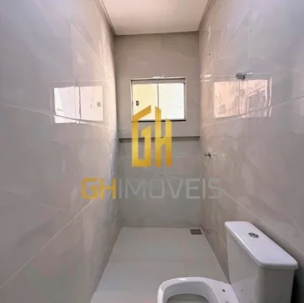 Imagem A casa possui 

- 3 quartos sendo 1 suíte 
- Sala
- Cozinha 
- 2 banheiros com nichos 
- 1 vaga de ...