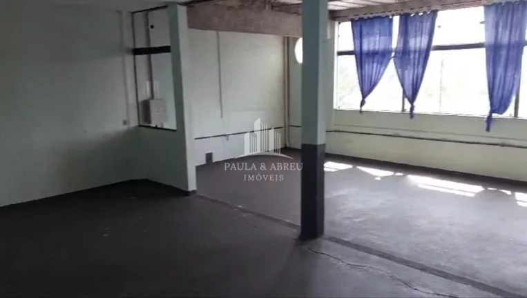 Imagem Aluga-se Salão Comercial de 200m², Energia Trifásica, Acesso 17 degraus, Churrasqueira, Banheiros no Jardim Campo Verde, Mauá-SP