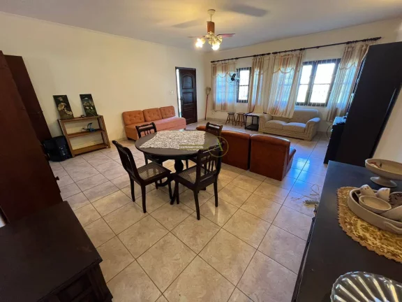 Imagem Casa ampla com 2 edículas e salão de festas perto da praia