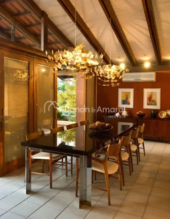 Imagem Casa com arquitetura diferenciada no condomínio Alphaville Campinas. A espaçosa residência possui...