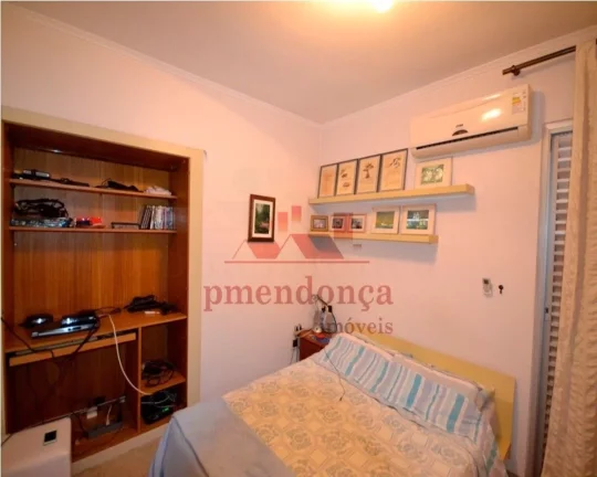 Imagem Apartamento muito bom, com armários no dormitório e cozinha, ar condicionado, sacada. Edifício co...