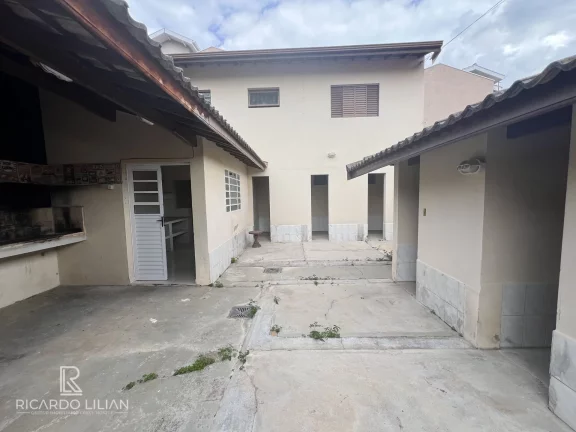 Imagem Casa com um dormitório, sala, cozinha, banheiro, churrasqueira e canil com vários boxes