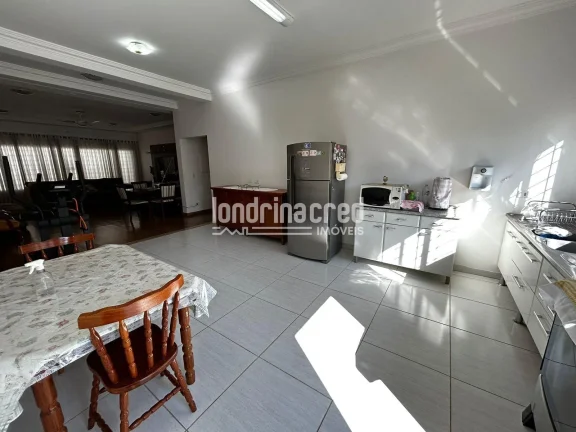 Imagem Imóvel com 500m² de terreno e 189m² construídos, 3 quartos (2 suítes), sala 2 ambientes, edícula 62m², garagem 4 carros, quintal e jardim