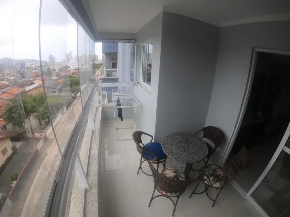 Imagem Adriano Carpes vende apartamento, com 02 quartos, sendo 01 suíte, mobiliado em excelente localização na praia de Gravatá na cidade Navegantes, Santa Catarina próximo ao parque Beto Carrero.