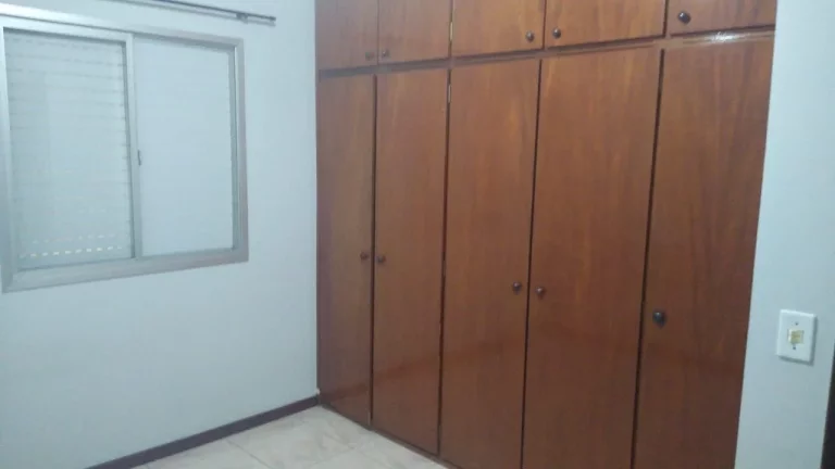 Imagem Apartamento amplo com sala dois ambientes, cozinha com armários, banheiro com box e gabinete, 3 qua...