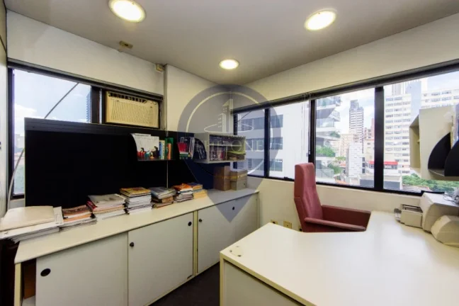 Imagem Oportunidade única: Sala comercial à venda em Pinheiros, São Paulo-SP, com 3 salas, 1 banheiro, 2 vagas de garagem e 45,27 m² de área.